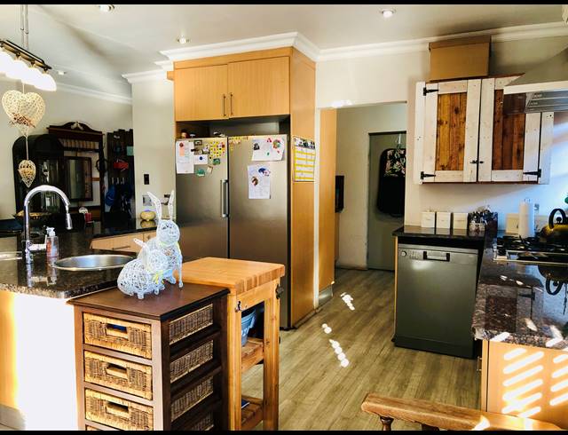 3 BEDROOM FREEHOLD FOR SALE IN ROBERTS ESTATE